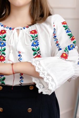 Ie traditionala alba pentru fetite cu motiv floral multicolor Felicia [1]