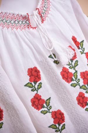 Ie traditionala alba pentru fetite cu motiv floral rosu Amina [1]