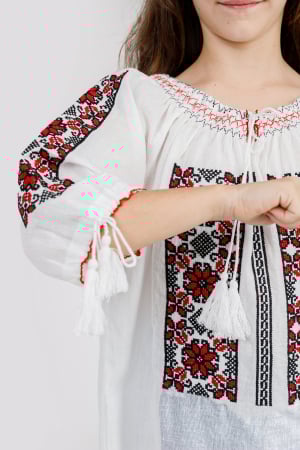 Ie traditionala alba pentru fetite cu motiv floral rosu Sara 02 [1]