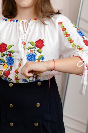 Ie traditionala alba pentru fetite cu motiv floral tricolor Darina [1]