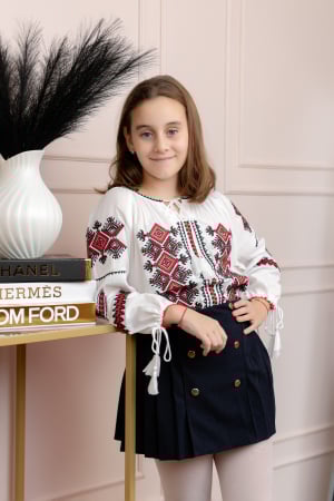 Ie traditionala alba pentru fetite cu motiv geometric rosu Erica [3]