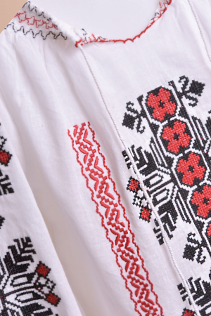 Ie traditionala alba pentru fetite cu motiv geometric rosu Natalia [1]