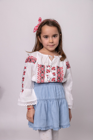 Ie traditionala alba pentru fetite cu motiv geometric rosu Veronica [2]