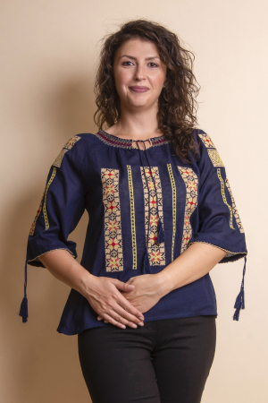 Bluze cu motive traditionale - Bluza albastra cu motiv crem Bogdana