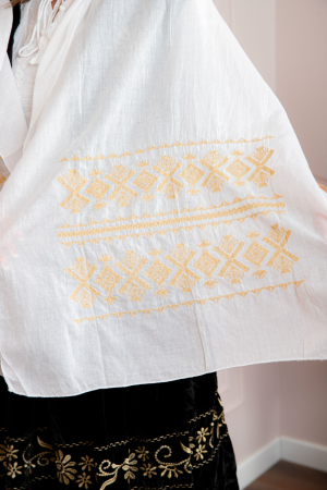 Marama traditionala alba cu broderie geometrica aurie Ramona 03 [1]