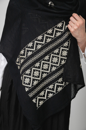 Marama traditionala neagra cu broderie geometrica bej Doina [1]