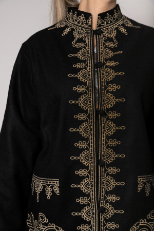 Palton traditional negru cu broderie florala crem Carmen [1]