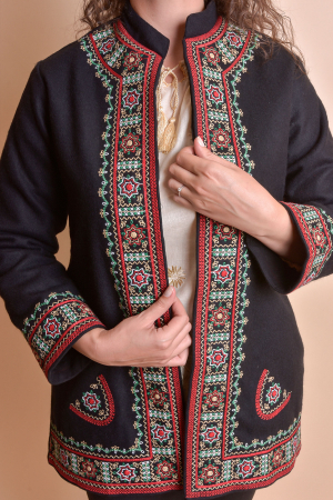 Palton traditional negru cu broderie florala multicolora Livia [1]