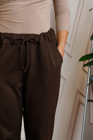 Pantaloni casual Kayla cu buzunare laterale si snur reglabil - Maro [1]