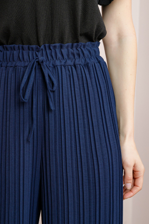 Pantaloni plisati bleumarin cu elastic in talie [1]