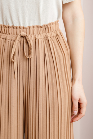 Pantaloni plisati crem cu elastic in talie [1]