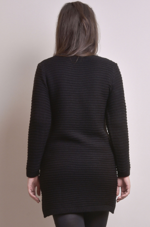 Pulover lung negru cu model impletit [3]