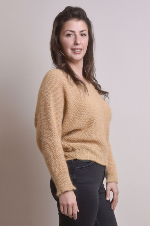 Pulover pufos bej cu maneci largi [2]