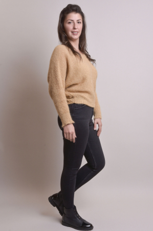 Pulover pufos bej cu maneci largi [5]