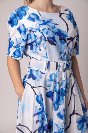 Rochie alba cu imprimeuri florale albastre si centura in talie [1]