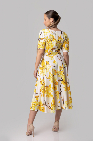 Rochie alba cu imprimeuri florale galbene si centura in talie [2]