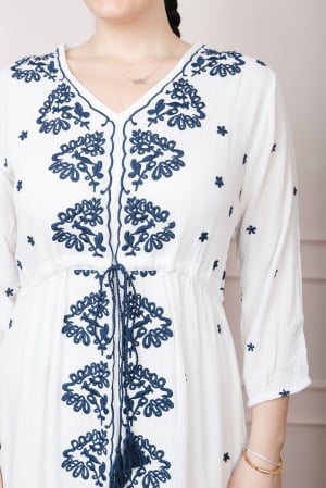 Rochie traditionala alba cu motiv floral albastru Adina [1]