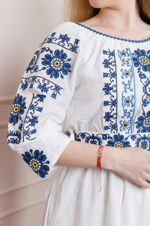 Rochie traditionala alba cu motiv floral albastru Lacramioara [1]