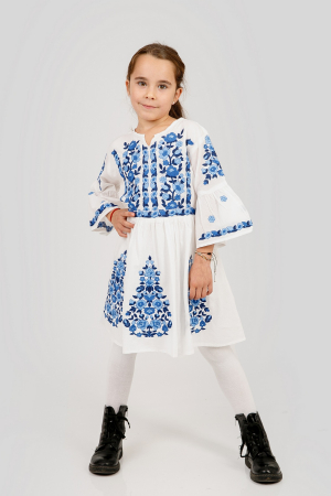 Imbracaminte Fetite - Rochie traditionala alba pentru fetite cu motiv floral albastru Sofia