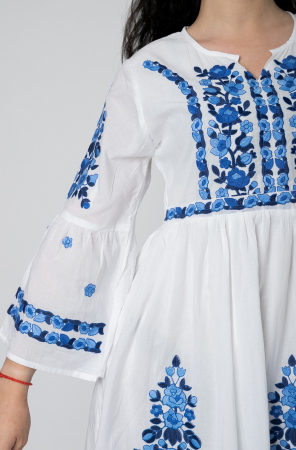 Rochie traditionala evazata alba cu motiv floral albastru Iris [1]