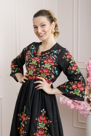 Rochie traditionala evazata neagra cu motiv floral multicolor Crina 02 [2]
