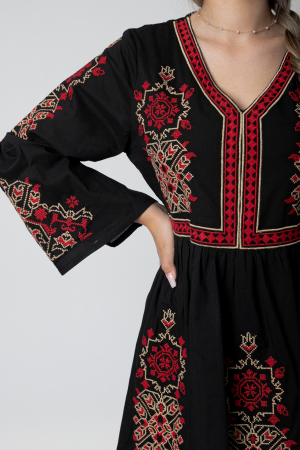 Rochie traditionala evazata neagra cu motiv floral rosu Ileana [1]