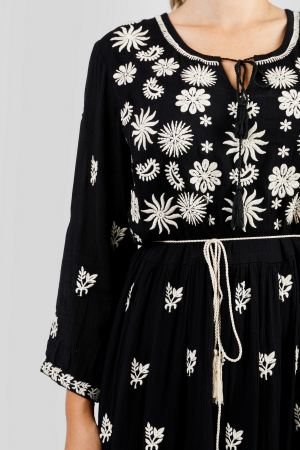 Rochie traditionala maxi neagra cu motiv floral bej Ilona 01 [1]