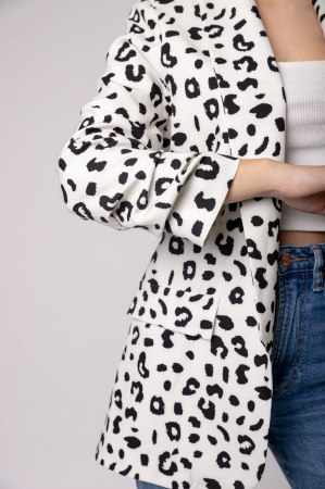 Sacou alb cu animal print si maneci incretite [1]