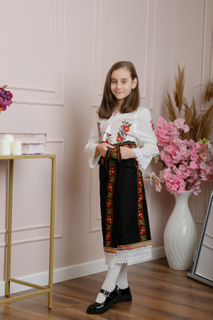 Set traditional catrinta si brau pentru fetite cu broderie rosie Sonia 01 [3]