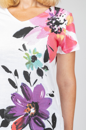 Tricou alb cu imprimeuri florale si decolteu in V [1]