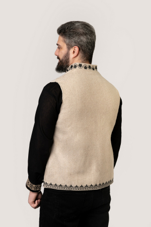 Vesta traditionala crem cu broderie florala neagra Catalin 01 [3]