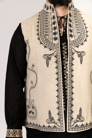 Vesta traditionala crem cu broderie florala neagra Catalin 01 [1]