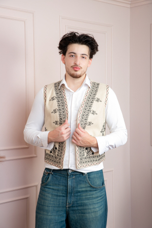 Vesta traditionala crem cu broderie florala neagra David [2]