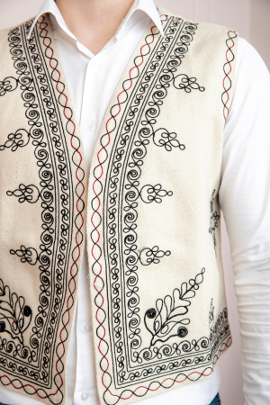 Vesta traditionala crem cu broderie florala neagra David [1]
