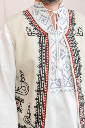 Vesta traditionala crem cu broderie florala neagra Nicolae [1]