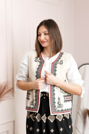 Vesta traditionala crem cu broderie florala neagra Nicoleta [2]
