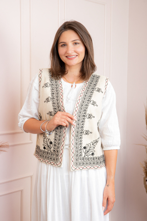 Veste si paltoane traditionale - Vesta traditionala crem cu broderie florala neagra Sara