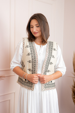 Vesta traditionala crem cu broderie florala neagra Sara [2]