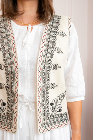 Vesta traditionala crem cu broderie florala neagra Sara [1]