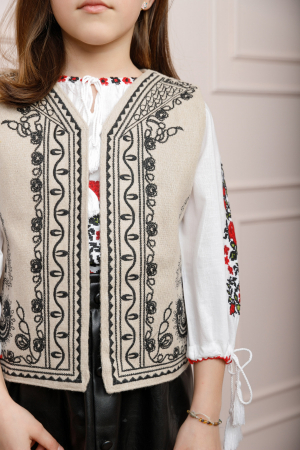 Vesta traditionala crem pentru fetite cu broderie florala neagra Emilia 02 [1]