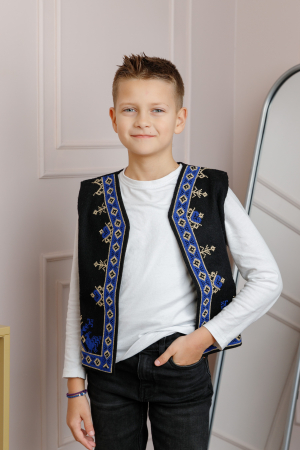 Vesta traditionala de baieti neagra cu broderie florala albastra Cezar [2]