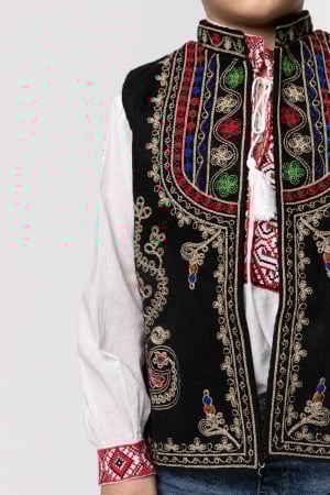 Vesta traditionala de baieti neagra cu broderie florala multicolora Alin [1]