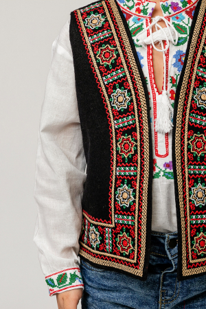 Vesta traditionala de baieti neagra cu broderie florala multicolora Emanuel [1]