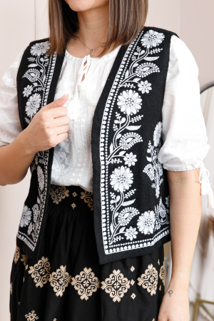 Vesta traditionala neagra cu broderie florala alba Anabela [1]