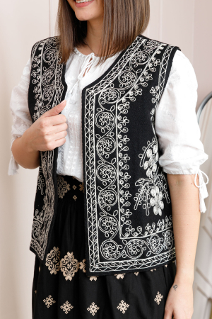Vesta traditionala neagra cu broderie florala alba Claudia [1]