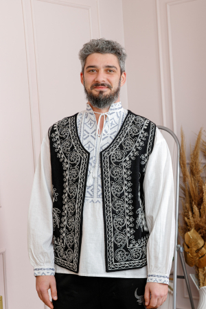 Vesta traditionala neagra cu broderie florala alba Claudiu [2]
