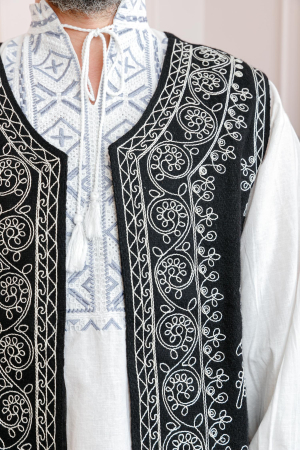 Vesta traditionala neagra cu broderie florala alba Claudiu [1]