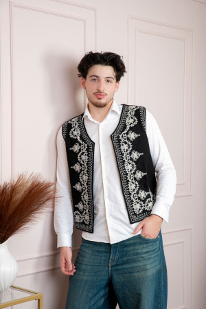 Camasi barbatesti - Vesta traditionala neagra cu broderie florala alba Tudor