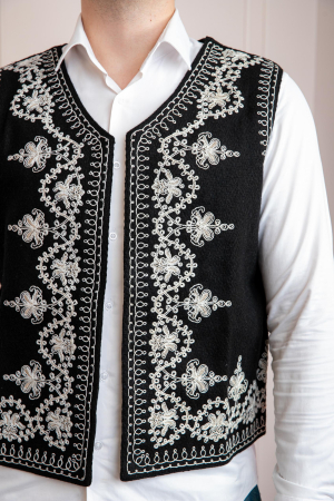 Vesta traditionala neagra cu broderie florala alba Tudor [1]