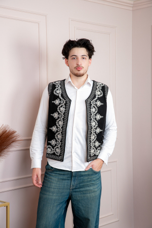 Vesta traditionala neagra cu broderie florala alba Tudor [3]